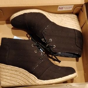 Toms black textured linen desert wedge